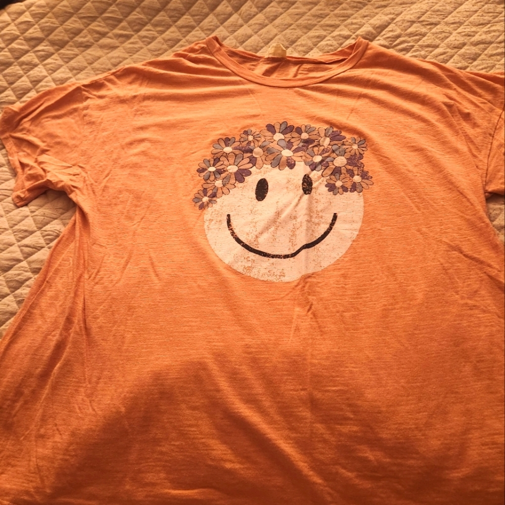 Peach love happyface t-shirt size Large